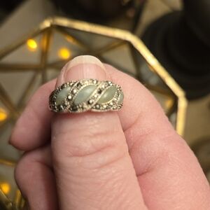 Elegant Twisted Green and Gold Women's Ring